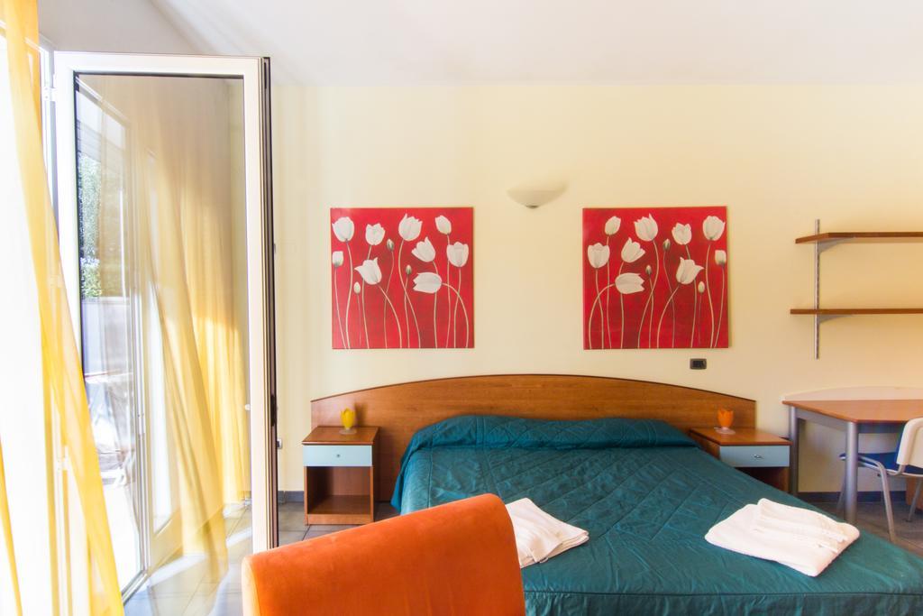 I Giardini Di Atena Aparthotel Merine Rum bild
